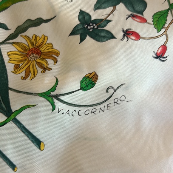 Gucci Floral Scarf. V. Accornero. Rayon and Silk Blend. 33”x33” - Picture 5 of 8